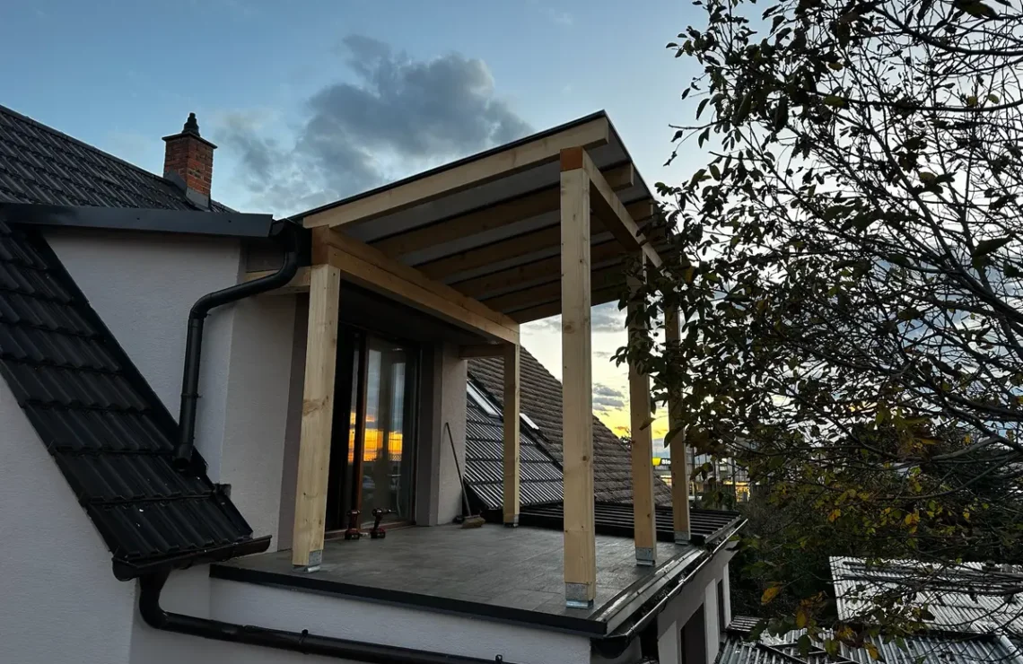Hotová drevená pergola v Skalici, pohľad z bočnej strany