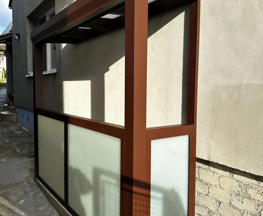 Hliníková pergola s tmavo hnedou konštrukciou RAL 8011 v Hlohovci, pohľad z pravého uhla