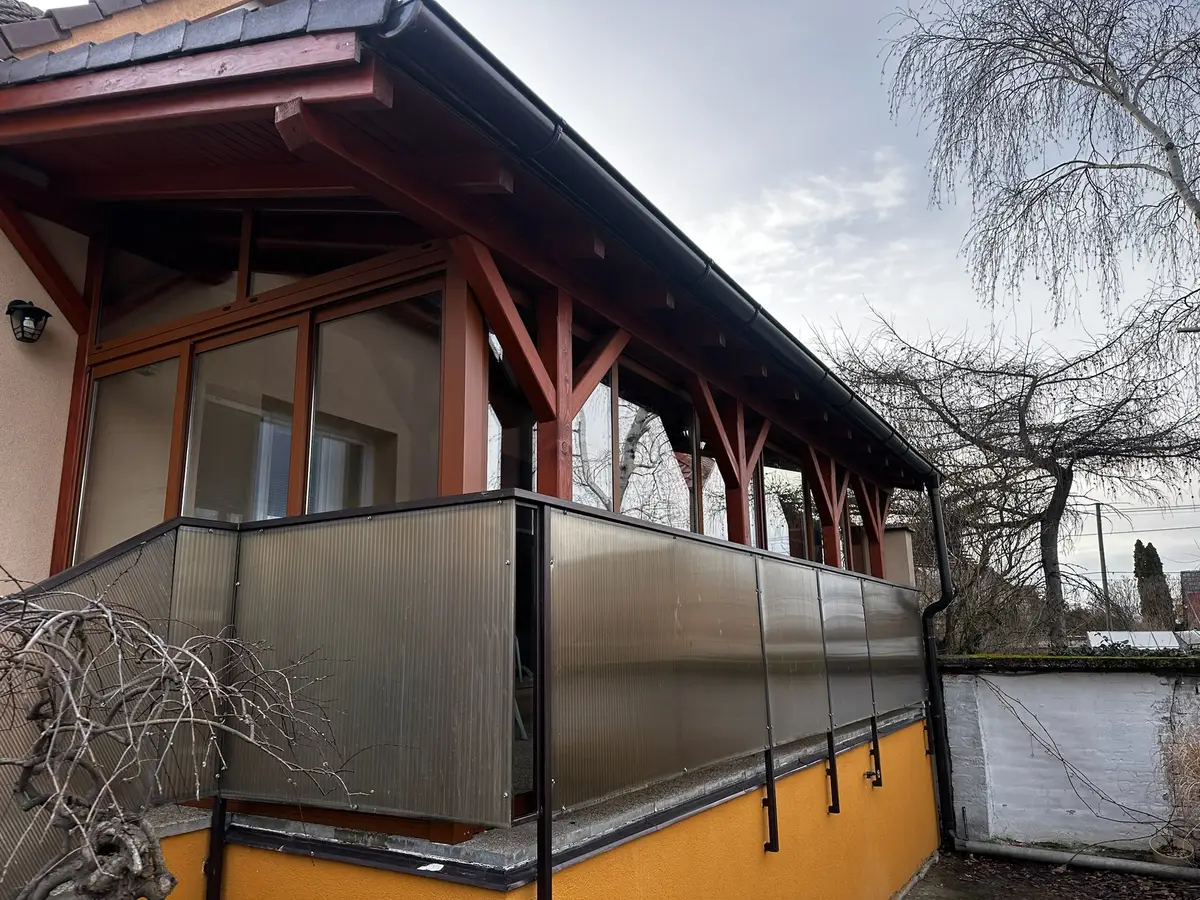 Predný pohľad na zasklenú terasu s bledohnedou konštrukciou RAL 8003